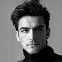 Ritratto in bianco e nero di Luca Moretti, Lead Designer di Modulo Design.